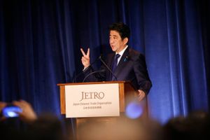 Japans premierminister Shinzo Abe taler ved møde hos japansk eksport i september. Hans økonomiske vision, Abenomics, er under pres fra en global økonomi i modvind. Foto: AP Photo/Jason DeCrow