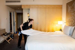 Antallet af overnatninger på de danske hoteller stiger fortsat. Branchen nærmer sig sorte tal efter mange år med hæslige regnskaber.