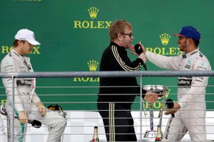 Da Lewis Hamilton vandt VM i USA sidste år, blev han interviewet af Elton John. Nico Rosberg måtte nødtvungt svare på popsangerens spørgsmål. Foto: Darron Cummings/AP
