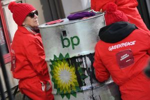 Aktivister fra Greenpeace bød for en uge siden Bernard Looney velkommen ved at blokere for adgangen til BP's koncernhovedkvarter i London. Foto: AFP/Daniel Leal-Olivas