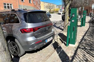 Ejere af elbiler og plug-in-hybrider, som er kunder ved Clever, får en stor ekstraregning. Danmarks største ladeoperatør varsler nemlig kraftige, midlertidige prisforhøjelser på grund af stigende energipriser.