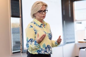 Sydbanks direktion med Karen Frøsig i spidsen fremlægger en ny strategi for bankens knap 300 mellemledere med personaleansvar i Vingstedcentret ved Vejle.

  