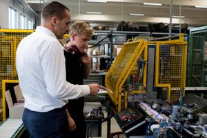 Medejer og administrerende direktør Morten Dalsgaard inspicerer en af emballagevirksomheden Westpacks mange automatiserede maskiner. 