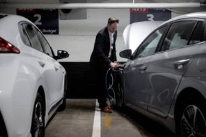 Erhvervslivets rolle som motoren i skiftet til en grøn bilpark er udfordret som aldrig før. Nye tal viser, at el-firmabiler taber terræn til benzinbiler.
