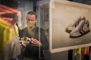 Allan Vad Nielsen har netop splittet Hummel op i tre selvstændige forretningsenheder med tøj samt sko til sport, mode og børn. Foto: Joachim Ladefoged.