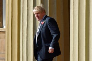 Premierminister Boris Johnson forlader Buckingham Palace efter audiens hos dronning Elizabeth. Foto: Dominic Lipinski/AFP
