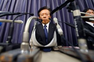 Mitsubishis øverste chef Tetsuro Aikawa udtalte på en pressekonference d. 26. april, at han frygtede for sit firmas eksistens. Mitsubishi Motors er under hårdt pres efter afsløringer om test-snyd omkring dets bilers benzinforbrug. Foto: AP Photo/Shizuo Kambayashi