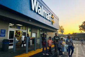 En familie er på vej ud fra Walmart i San Leandro, Californien, med en fyldt indkøbsvogn. Detailkæden har advaret om, at dens kunder vil blive ramt direkte af Trump-regeringens seneste runde straftold mod Kina. Foto: Heidi Plougsgaard