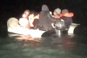 Migranter betaler formuer for at sejle i usikre gummibåde over Den Engelske Kanal. 