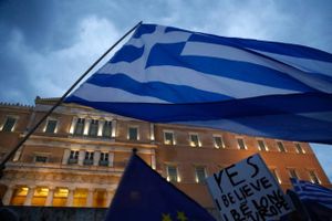 Dilemmaet for den græske regeringsleder er åbenlyst. Hvis han bøjer sig for kreditorernes krav, riskerer han oprør fra den hårde kerne på Syrizas yderste venstrefløj. Den ønsker at se Grækenland gå ud af eurozonen, men hvis Tsipras går den vej, kan det udløse ramaskrig blandt græske vælgere.