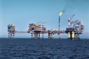 I 2015 tjente staten godt ni milliarder kroner på olie og gas i Nordsøen. Det er halvt så meget som i 2014. 