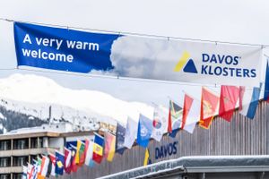 Årsmøderne i Davos er ensbetydende med sne og kulde. Sneen manglede indtil for en uge siden, men nu ligner Davos sig selv, og især om natten er det forbistret koldt. Alligevel er global opvarmning og klimakrisen blandt de vigtigste emner på dagsordenen, hvad bystyret i Davos minder om med dette banner. Foto: WEF/Mattias Nutt