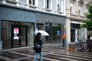 Dansk Erhverv foreslår testcentre at åbne nye og mindre testcentre i tomme butikslokaler i gågader. Det skal øge mængden af test samt skabe mere trafik i bylivet. 