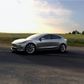 Med en helt glat front uden kølergrill, korte udhæng og coupeagtige linjer minder Tesla 3 på sin vis både om modellerne S og X.