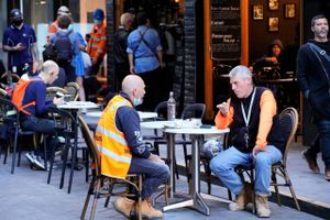 Indbyggerne i Melbourne nyder, at byens restauranter og caféer må holde åbent igen. Foto: Sandra Sanders/Reuters/Ritzau Scanpix