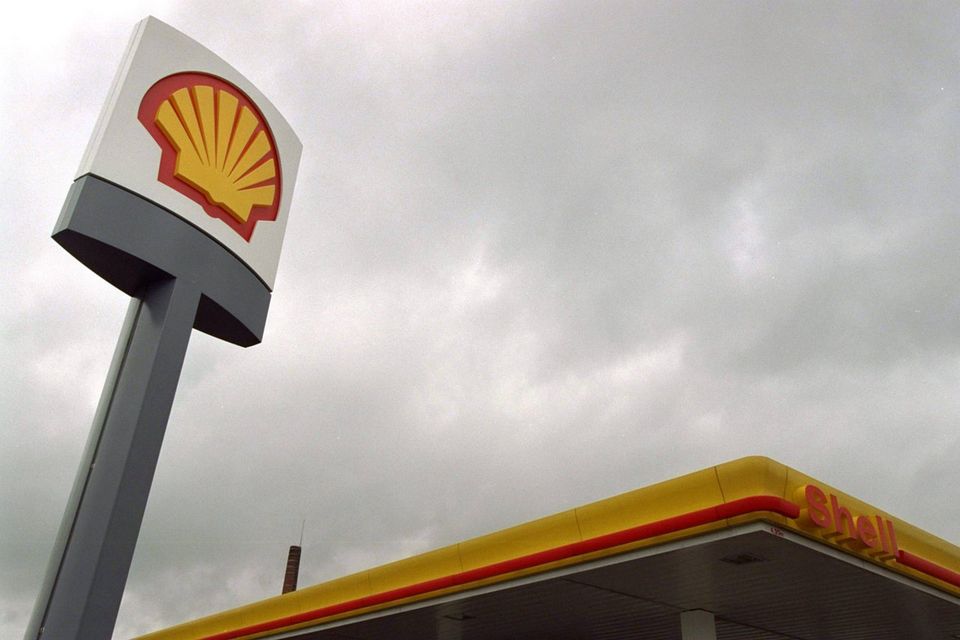 Gør det som verdens første energivirksomhed: Shell aflønner chefer i ...
