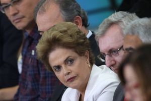 Der er intet andet at gøre for Brasiliens præsident, Dilma Rousseff, end at håbe på overlevelse. Måske vil hun modstå hugget mod sig. Det største hug i hendes tid som en af verdens mest magtfulde mennesker. Men højst sandsynligt vil hun dø som regeringsleder, og Arbejderpartiet, som hun leder, vil ryge med ud efter 13 år ved magten.
