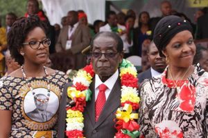 Zimbabwes 91-årige præsident Robert Mugabe flankeret af datten Bona (til venstre) og hustruen Grace. Arkivfoto: Tsvangirayi Mukwazhi/AP