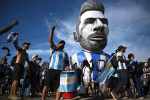Messis VM-tropper er lyspunktet i Argentina, hvor vild inflation har gjort pengesedler så værdiløse, at det er billigere at tapetsere med dem. Kaos er kun vokset, efter at landets vicepræsident forleden blev idømt seks års fængsel for korruption. Frygt for økonomisk kollaps som i 2001.    