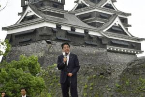Premierminister Shinzo Abe står til sejr ved søndagens valg til det japanske overhus. Foto: Nobuki Ito/AP