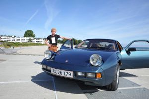 Søren Essendrop er besat af det ikoniske design i Porsche 928. På et tidspunkt havde han fire stk. af den Porsche, som rigtige Porsche-fans nærmest ikke ville vide af for få år siden. I dag er 928’eren efterhånden blevet respekteret, men sådan var det ikke før. 