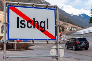 Mange danske skiturister blev smittet i Ischgl i Tyrol. Myndighederne var alt for længe om at reagere, lyder nu international kritik.