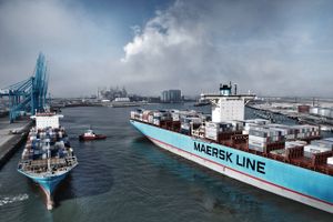 Fransk opkøb og kinesisk storfusion vil kunne matche Maersk Line på de store ruter mellem Asien og Europa, lige som en forstærket rivaliserende alliance bliver klart dominerende på Stillehavet mellem Asien og USA. Det vurderer SeaIntel.