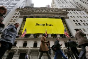 Et banner for Snap Inc. hænger på børsen i New York. Snapchat har 158 mio. daglige aktive brugere, som sender mindst 2,5 mia. beskeder til hinanden dagligt. Foto: Richard Drew/AP