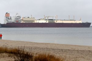 200.000 kbm. flydende naturgas fra Qatar om bord på specialtankskibet "Al Nauman" ankommer til terminalen i Swinoujscie i Polen, der er den største i Østersø-regionen. Foto: AP/Lukasz Szelemej