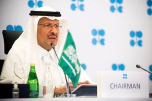 Saudi-Arabiens olieminister prins Abdulaziz vin Salman al-Saud har besluttet at sænke kongedømmets olieproduktion med 1 mio. tdr. i døgnet i februar og marts i endnu et forsøg på at tvinge oliepriserne i veret. Foto: Reuters 