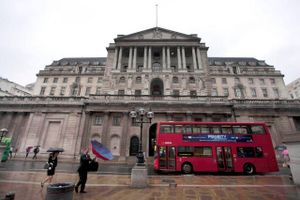 Bank of England i London har holdt renten på 0,5 pct. og ligger dermed allerede højere end sine vestlige kolleger. Arkivfoto: Matt Dunham/AP