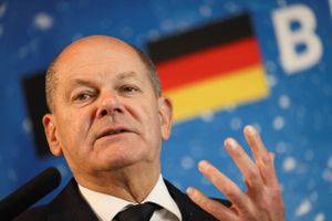 Tyskland skal hver dag etablere solenergianlæg svarende til 43 fodboldbaner, hvis energiomstillingen skal realiseres inden 2030, har kansler Olaf Scholz forklaret. Foto: Reuters/Yves Herman  