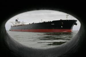 Supertankeren "Kos" afleverer sin last i den tyske havneby Wilhelmshafen. Foto: AP/Ingo Wagner