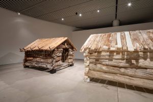 Ny udstilling på kunstmuseet Aros byder på refleksioner over, hvordan vi kan tænke og tale om at have et hjem.