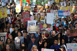 Over alt i verden blev der fredag strejket for klimaet, som her i London. Klima strejken markerer optakten til FN's Klimatopmøde på mandag i New York. Foto: Reuters/Hannah McKay   
  
