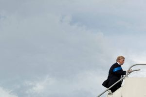 Donald Trump på vej op i Air Force One. Om to uger sætter han kursen mod Schweiz for at deltage i årsmødet i World Economic Forum. Foto: AP Photo/Andrew Harnik