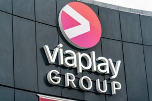 Nedgang i annonceindtægter får Viaplay Group til at nedjustere forventninger til året. Topchef stopper.
