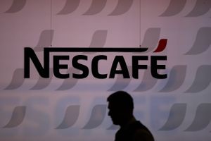 A Nescafe logo stands on display at the Nestle headquarters in Vevey, Switzerland, on Feb. 15, 2018. Foto: Bloomberg photo by Stefan Wermuth.