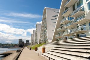 Vejle Kommune skal mandag behandle en redegørelse fra Bach Gruppen om konstruktionen af boligbyggeriet Bølgen.  