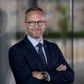 I ”fredstid” har Klaus Skjødt som adm. direktør løbende skrevet en blog på intranettet i Sparekassen Kronjylland, men nu laver han hver uge en vlog på sin mobiltelefon, hvor han kommunikerer direkte med medarbejderne. Foto: Sparekassen Kronjylland