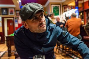 Brexit-aftalen mellem Storbritannien og EU giver Nordirland fri adgang til både det britiske og det europæiske marked. Men på en pub i Belfast lyder kravet, at Boris Johnson opsiger aftalen.