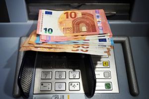 Mens euro kan trækkes i en automat, er det blevet mere besværligt at fremskaffe anden rejsevaluta for den, der vil have kontanter med hjemmefra.
