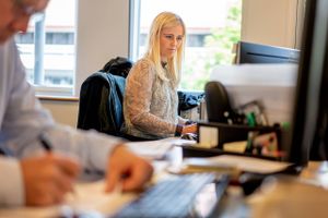 
Lise Nytoft Bergmann arbejder til dagligt i Nordea, hvor en stor del af arbejdstiden går med at analysere udviklingen i renterne og boligpriserne. Foto: Stine Bidstrup
  