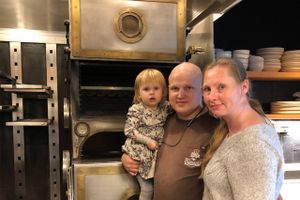 På få år har Christoffer Demant Christensen skabt sig et navn i USA som udlært rustfast klejnsmed. Han udvikler, designer og producerer grillkoncepter til restaurationsbranchens mest kendte kokke.