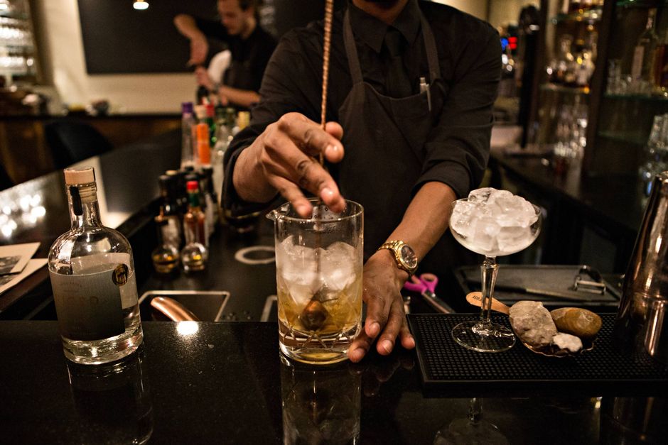 Mens barer og restauranter har været lukket i USA er salget af spritus til hjemme-cocktails gået krafttgt i vejret. Foto: Tobias Nicolai.