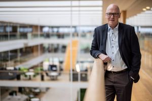 Energinets adm. direktør afviser, at virksomhedernes ventetid på svar om nettilslutning er en forlængelse af den officielle pause. Han anerkender dog, at nye sagsbehandlingsmodel betyder, at store projekter i praksis må vente til efteråret på afklaring.