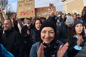 30.000 mennesker marcherede lørdag gennem byen Graz i protest mod nedlukningen af det østrigske samfund.