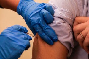 I løbet af den seneste uge er der kommet to bud på effektive vacciner mod covid-19, hvilket giver håb om en vending i den økonomiske udvikling. Foto: AP/Luca Bruno