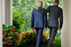 Præsident Barack Obama og vicepræsident Joe Biden forlader lettet et pressemøde efter at Højesteret har givet grønt lys for den store sundhedsreform