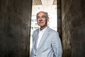 Regeringens forslag om en krisefond på 10 mia. kr. er irrelevant, mener Jørgen Huno Rasmussen, der fremhæver grænselukningen som det virkelige problem. 